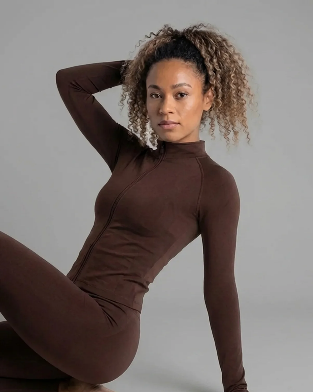 Veste de sport ONYV marron à fermeture zippée, confortable et extensible, idéale pour le fitness, la musculation et le training.